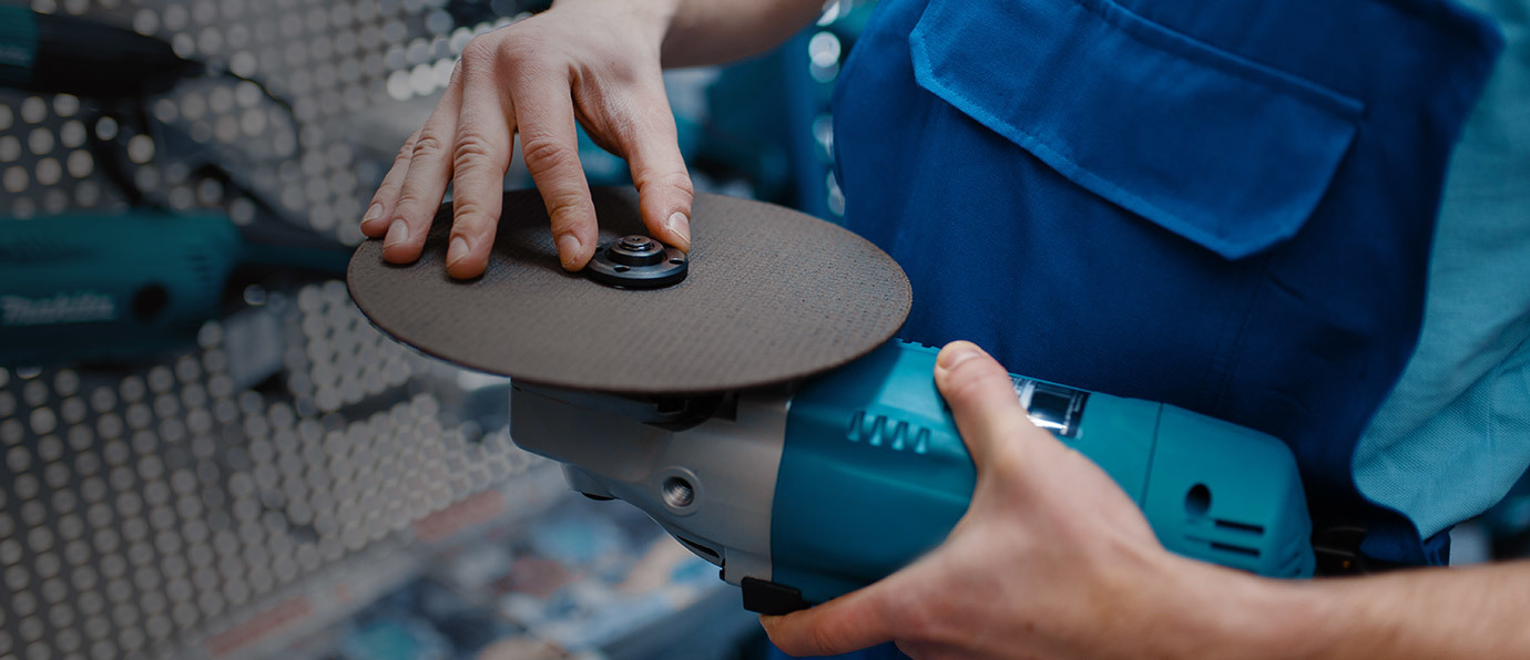 CHANGING THE DISC ON AN ANGLE GRINDER. HOW TO DO IT SAFELY?