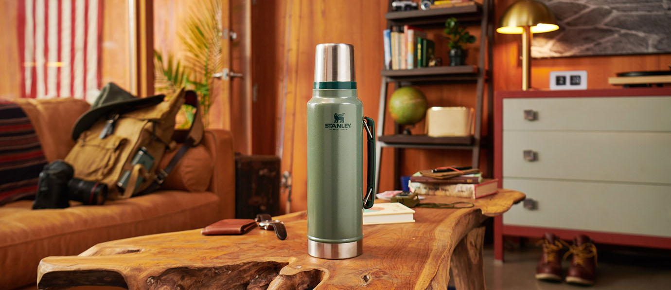 thermos STANLEY LEGENDARY CLASSIC ZIELONY na drewnianym stole