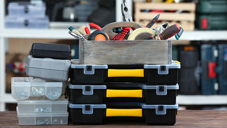 What to keep in a toolbox? Which equipment to choose?