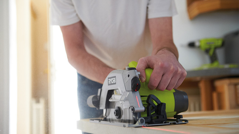 CHANGING THE BLADES ON THE SAW. HOW TO DO IT SAFELY? A GUIDE