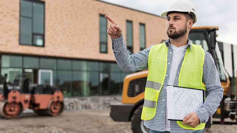 Czym zajmuje się kierownik budowy? Poznaj jego obowiązki