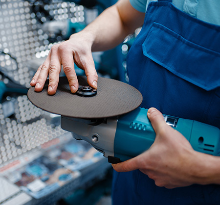 CHANGING THE DISC ON AN ANGLE GRINDER. HOW TO DO IT SAFELY?