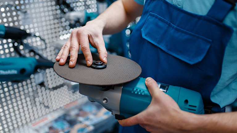 CHANGING THE DISC ON AN ANGLE GRINDER. HOW TO DO IT SAFELY?