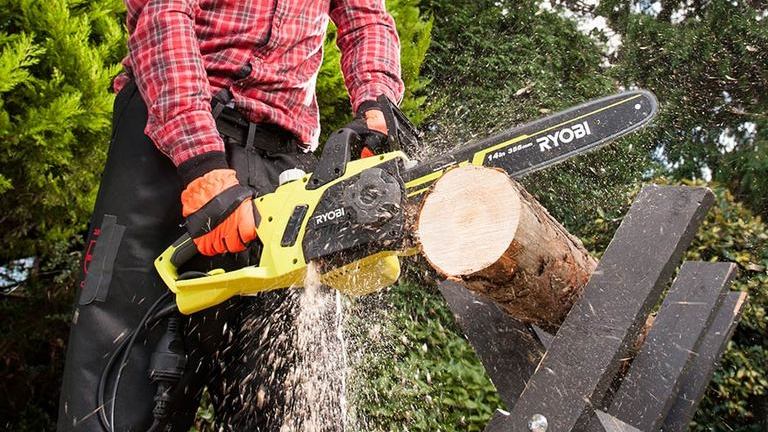 How to properly start a chain saw? A guide