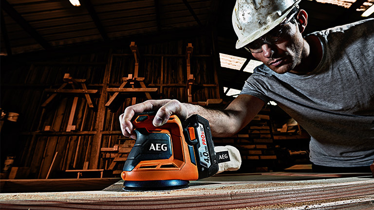 Szlifierka oscylacyjna czy mimośrodowa? Którą wybrać?