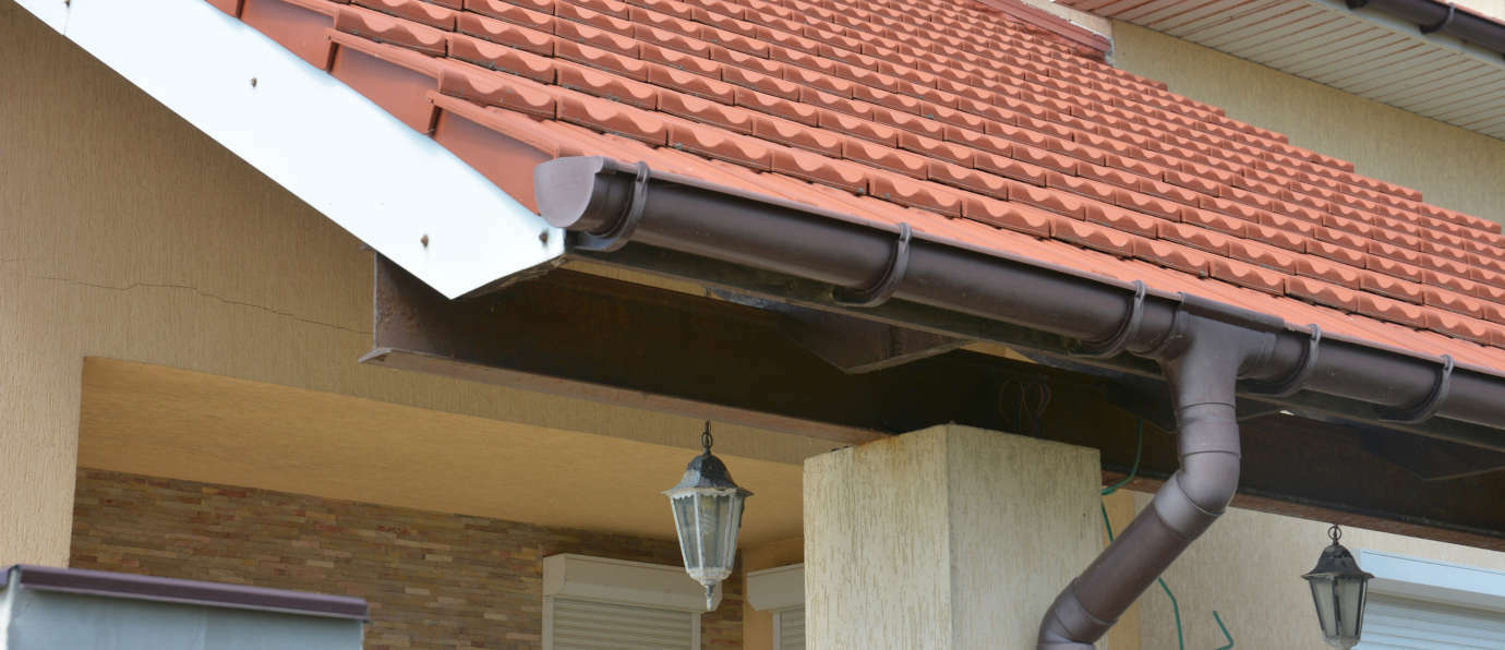 Jak zamontować rynny plastikowe? O czym warto pamiętać?