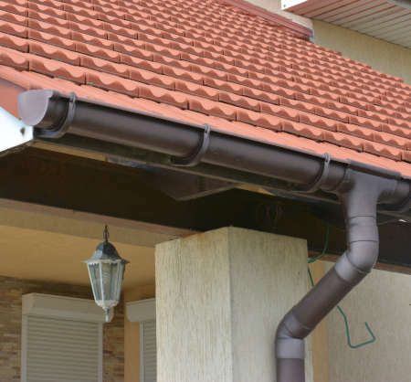 Jak zamontować rynny plastikowe? O czym warto pamiętać?
